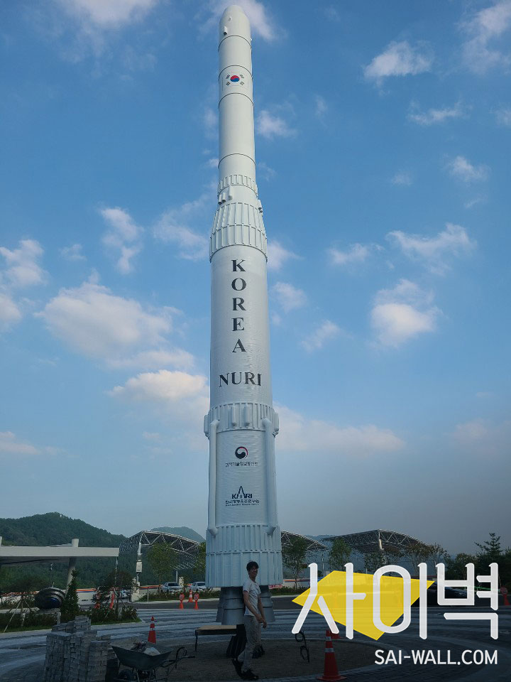 누리호 로켓 벽화 시공 사진 2
